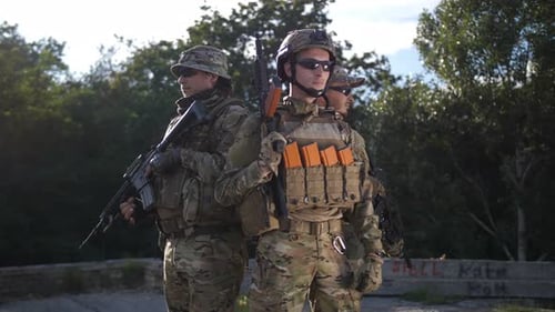 Porträt von Soldaten der Armee mit Waffen in Uniform