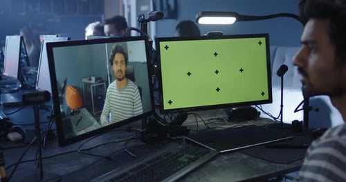 Hombre grabando Vídeo a sí mismo en la oficina