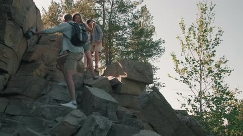 Paare wandern Klippe hinunter