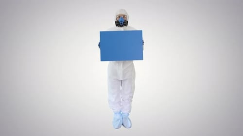 Científico de laboratorio en traje de seguridad con tabla sobre fondo degradado.