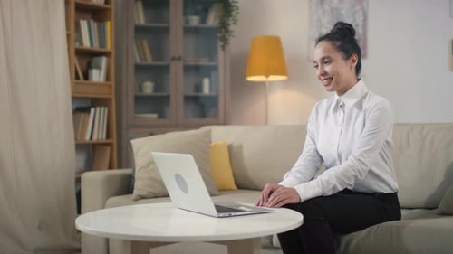Frau hat Online-Vorstellungsgespräch