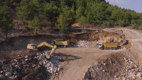 Schwere Maschinen, die im Bergsteinbruch arbeiten