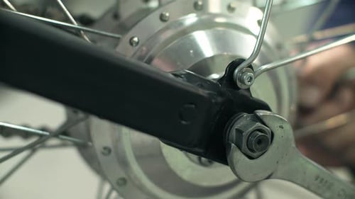 Assemblage de vélos dans une usine. Gros plan.