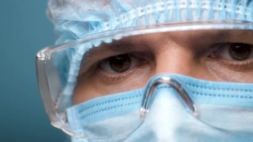Doctor Face, Augen in Schutzbrille. Portrait Medical Mann trägt Schutz und Brille