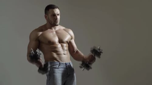 Muscle Man Workout dans la salle de gym faisant des exercices avec des haltères au niveau des biceps, des abdominaux masculins forts.
