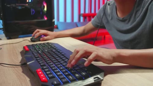 Hands Of Gamer Man spielt Videospiele auf dem Computer