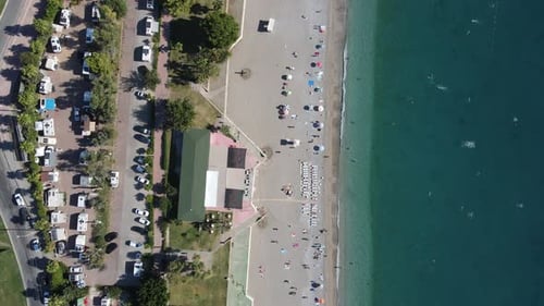 Seelandschaft mit Wohnwagen