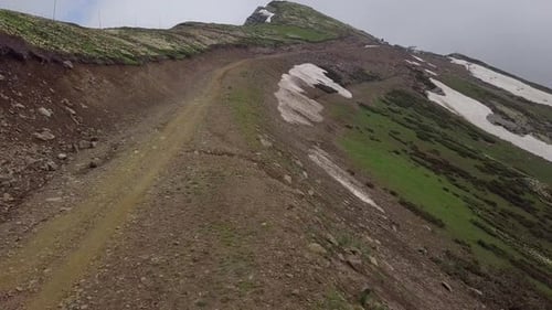Deslizando pelo caminho até o topo da montanha no verão