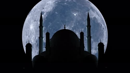 Une grande lune se lève sur la mosquée pendant le Ramada