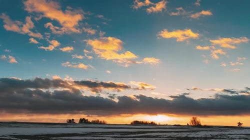 Winterwiesenfeld bei Sonnenuntergang am Abend