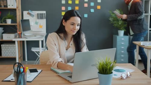 Zeitlupe von Geschäftsleuten, die mit dem Laptop arbeiten und Geschäftsideen diskutieren