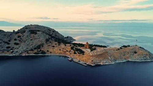 Edificio histórico en la isla, Van Lake en Turquía