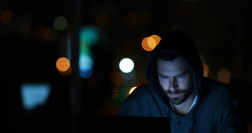 Hacker hackeando um laptop