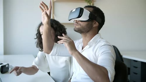 Zeitlupe fröhlicher Arbeiter beim Testen des VR-Headsets