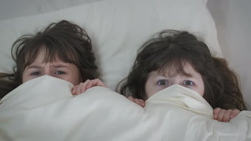 Escondido debaixo das cobertas.