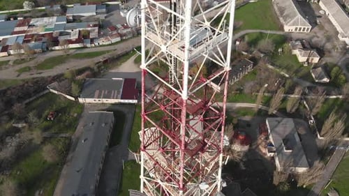 Fernsehtürme aus der Luft gefilmt mit einer Drohne