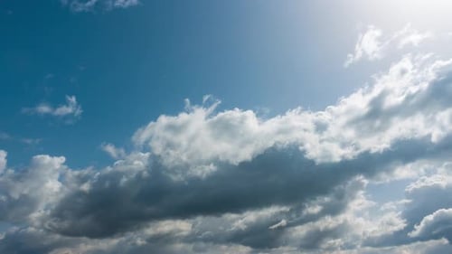 Nuages dans un ciel bleu vif
