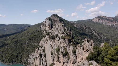 Malerische felsige Berge nahe friedlichem See