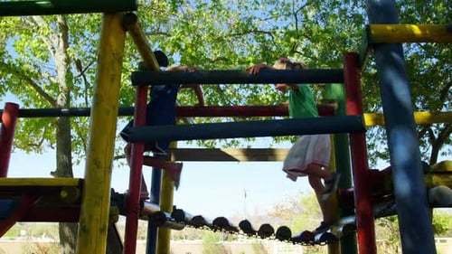 Niños jugando en el patio de recreo