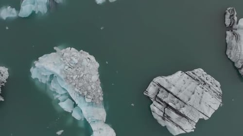Aufstieg der Drohne aus der Luft über Eisbergen in einer Gletscherlagune.