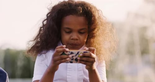 Retrato de un adolescente con un teléfono inteligente