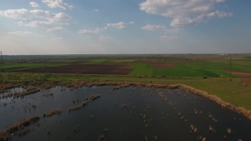 Lac et champs agricoles