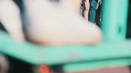 Beine der Menge Menschen gehen auf der Straße Nahaufnahme von Menschen Füße Zeitlupe