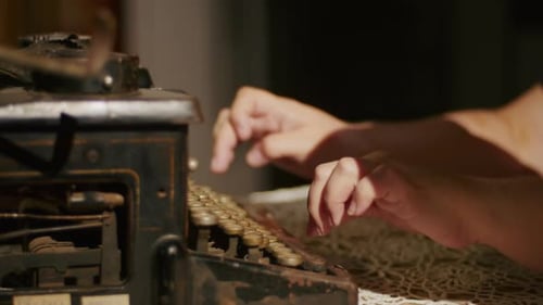 Handschrift auf alter Schreibmaschine über Holztischhintergrund