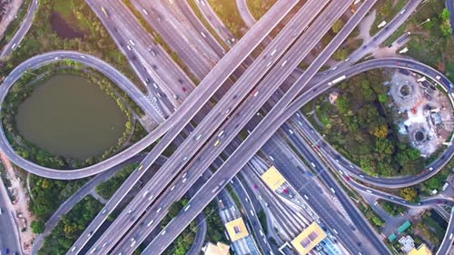 4K : Vue aérienne par Drone Hyperlapse de la route de jonction à plusieurs niveaux de l'autoroute.