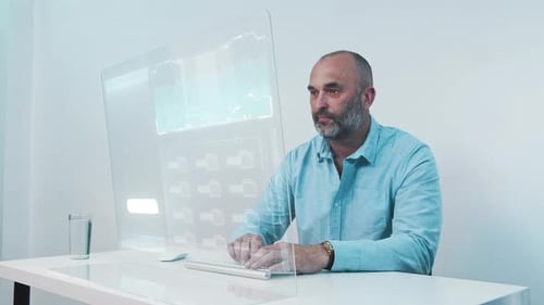 Programmierer arbeitet an Desktop-Computern im Kontrollraum des Rechenzentrums