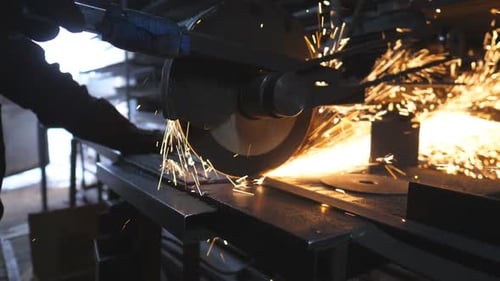 Nahaufnahme der Säge, Schneidemaschine, Metall geschnitten
