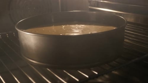 Süßer Apfelkuchen im modernen Herd backen Nahaufnahme 4K 2160p 30fps UltraHD kippbares Filmmaterial - Slow ti