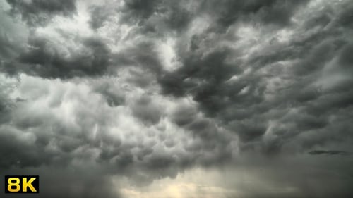 Düsterer und deprimierender bewölkter Himmel bei Sturmwolken