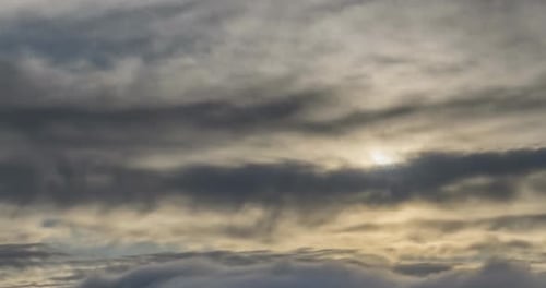 Timelapse des rayons du soleil du soir émergeant à travers les nuages froids et brumeux dans les montagnes. Sunset