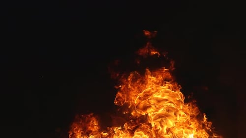 Brennende Feuerschleife, Hitze und Rauch auf dunklem Hintergrund