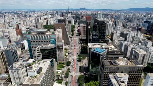 Vista de cima para baixo da Avenida Paulista no centro de São Paulo, Brasil