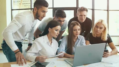 Equipe de negócios na mesa trabalhando com laptop