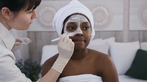 Cosmetóloga Aplicando Mascarilla facial cosmética