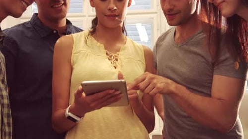 Gruppe von Geschäftsführern diskutiert über digitales Tablet