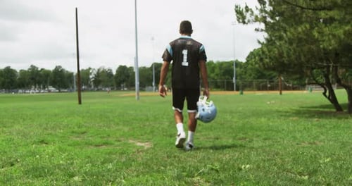 Jugador de fútbol americano camina después del entrenamiento 07