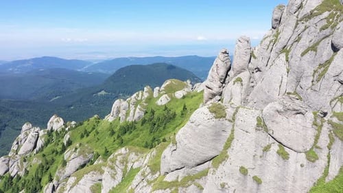 Flug über den Hochgebirgskamm im Ciucas-Gebirge, Rumänien