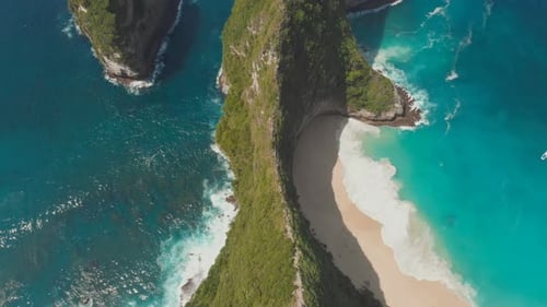 Luftaufnahme Kelingking Beach auf der Insel Nusa Penida, Bali, Indonesien