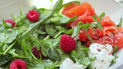 Sommersalat mit gesalzenem Lachs, Ricotta und Himbeeren.