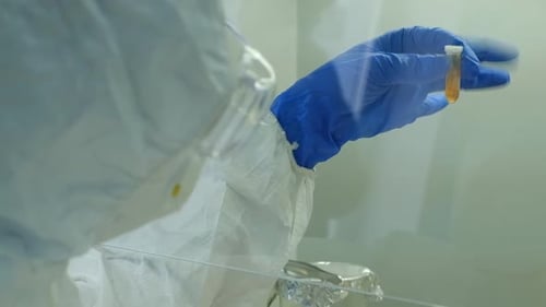 Ein Virologe im Labor untersucht den Impfstoff in Reagenzgläsern