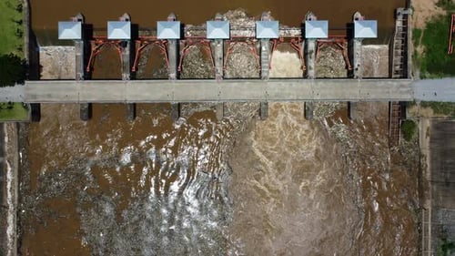 Luftaufnahme des aus der Entwässerungsrinne des Betondamms freigesetzten Wassers ist ein Weg