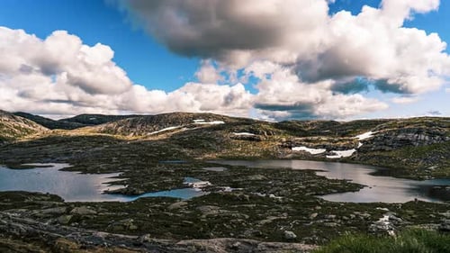 Wunderschöner Zeitraffer der Bewölkung über felsigen Bergen im Süden Norwegens