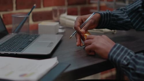 Geschäftsmann legt selbstklebendes Post-it-Papier auf Laptop-Display