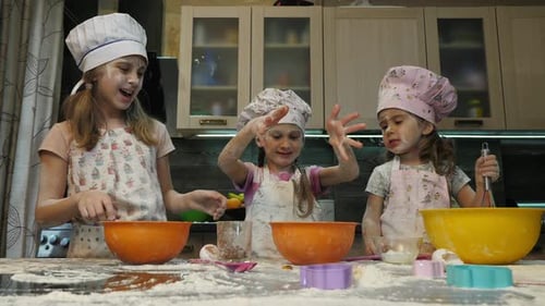 Mädchen backen zusammen