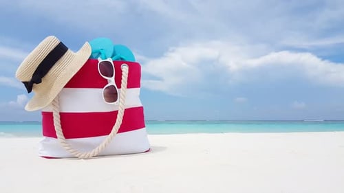 Weit oben Reiseaufnahme eines sonnigen weißen Sandparadiesstrandes und blauen Meerhintergrunds in bunten Farben