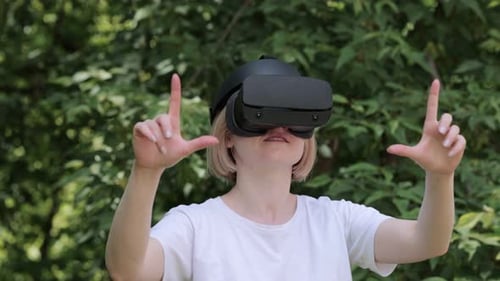 Frau trägt Virtual-Reality-Headset